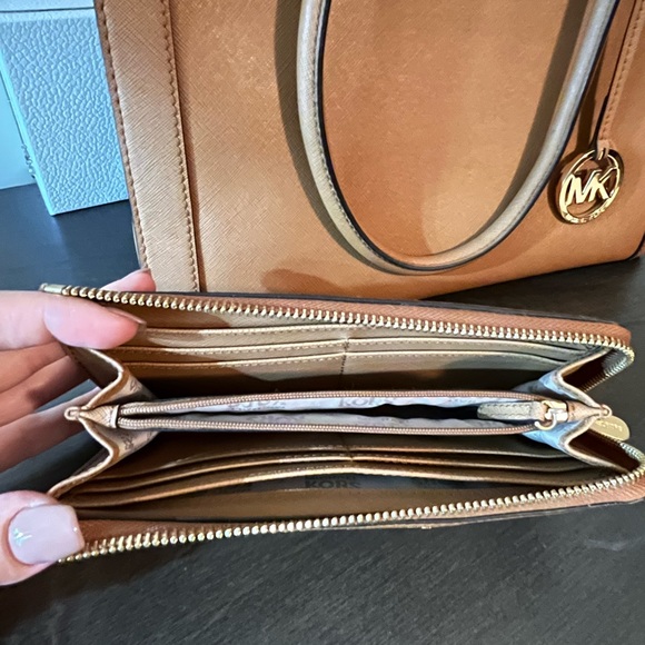 Michael Kors purse and wallet - Picture 5 of 6